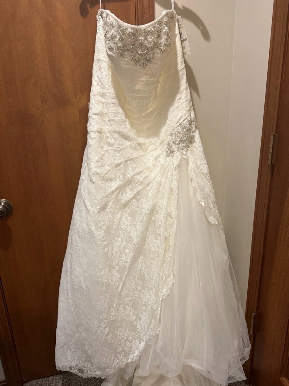 18w David's Bridal Ivory Lace A-Line Wedding Gown with Beaded Bodice 9yp3344